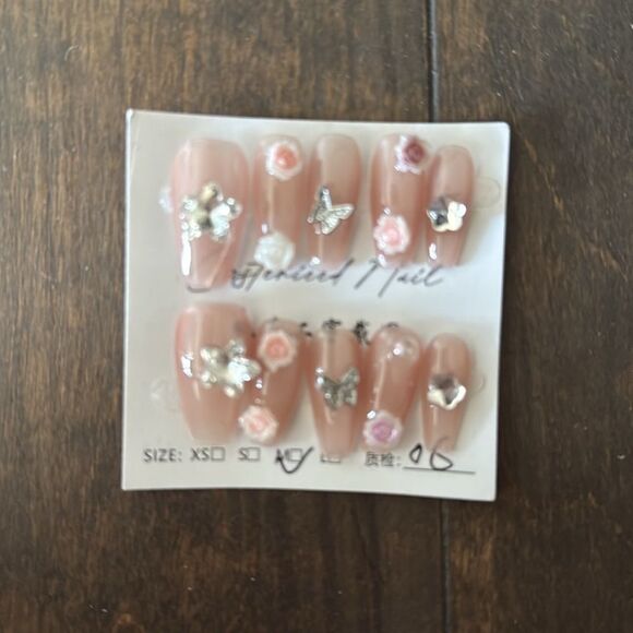 Decorative Press-On Nails with Floral and Butterfly Accents Nail Art Set - Picture 1 of 7
